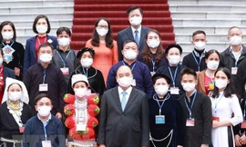 Chủ tịch nước Nguyễn Xuân Phúc với người có uy tín, trưởng thôn tiêu biểu tỉnh Bắc Kạn. (Ảnh: Thống Nhất/TTXVN) 