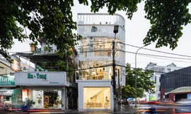 Dùng lam thép và kính cải tạo mặt tiền, nhà 3 tầng được báo Mỹ hết lời khen ngợi 