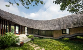 Ngỡ ngàng với nhà mái tranh uốn lượn bên hồ ở ngoại thành Hà Nội