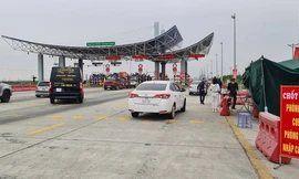 Nhiều xe quay đầu khi đến chốt kiểm soát tại cửa ngõ vào Quảng Ninh. Ảnh: Đức Hiếu.