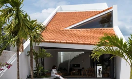 Lạ mắt với nhà ống 2 tầng dùng mái ngói làm mặt tiền