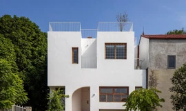 Dùng kính làm giếng trời, nhà 2 tầng như có thêm 'lá phổi' điều hòa không khí