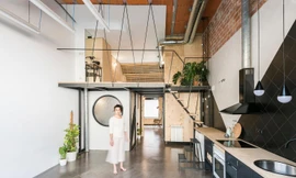 Độc đáo với căn hộ làm tầng lửng trên nóc nhà vệ sinh