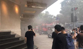 Nhiều người hoảng loạn vì vụ cháy dưới tầng hầm Trung tâm thương mại Tràng Tiền Plaza (Ảnh: Thành Trung). 