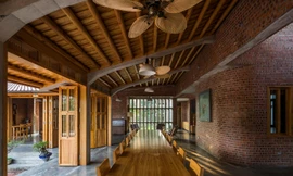 Mê mẩn với nhà gạch gỗ xoan nhiều cửa ở Phú Thọ