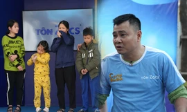 NSND Tự Long tiết lộ phải mổ vì đứt dây chằng, vẫn quyết giúp người nghèo đổi đời