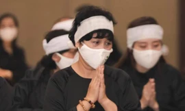 Sao Việt an ủi NSND Minh Hằng vì chồng mất chưa đầy 49 ngày thì bố ruột lại qua đời