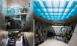 Dùng gạch kính lấy sáng làm giếng trời giúp nhà phố bị xen kẹt có cả bầu trời