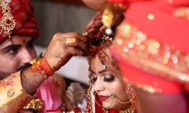 Dân mạng chỉ trích chú rể bỏ trốn trong đám cưới khiến cô dâu lấy luôn khách dự