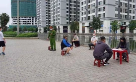 Đi dạo ở sân hay sảnh chung cư trong mùa dịch có bị phạt?