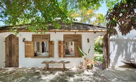 Nhà cấp 4 chỉ sơn độc màu trắng và dùng gỗ hỏng gây 'sốt'