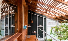 Nhà trong ngõ không cần giếng trời vẫn sáng và thoáng nhờ cách bố trí mái đặc biệt