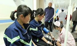 Ảnh chụp ngày 22/05/2013, các học sinh của Trường Herbal quận Đại Đồng đang được truyền dịch tại Bệnh viện Nhân dân quận Đại Đồng.