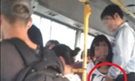 Phản cảm clip thản nhiên sờ ngực thiếu nữ trên xe buýt