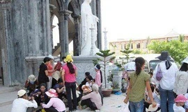 Tranh nhau uống nước chảy ra từ hài cốt gần 200 tuổi