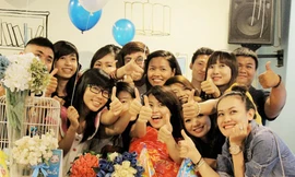 Hoàng Thùy Linh rạng rỡ mừng sinh nhật