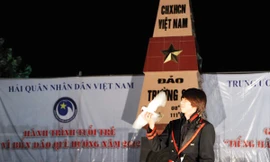 Việt Hoàng trình diễn ảo thuật tại Trường Sa Ảnh: C.K