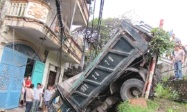 Hà Nội: Ô tô tải ‘trèo’ rào chắn lao xuống chân đê