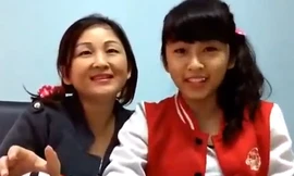 Clip: Mẹ con nữ sinh ‘lên nóc nhà’ hát ‘con bướm xuân’