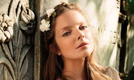 Eniko Mihalik quyến rũ cùng đầm ren