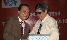 Trao tặng sách nói cho TW Hội người mù VN