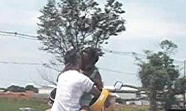 Vừa phi xe máy vừa ‘khóa môi’ trên đường cao tốc