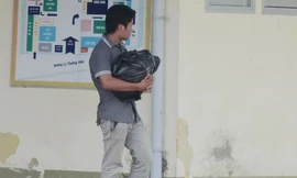 Cha bồng thi thể con gái sơ sinh bắt đền bệnh viện