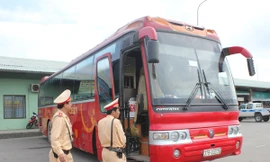 Bắt xe khách 'nhồi' gần gấp đôi khách quy định