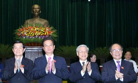 Tổng bí thư Nguyễn Phú Trọng cùng Chủ tịch nước Trương Tấn Sang, Thủ tướng Nguyễn Tấn Dũng, Chủ tịch QH Nguyễn Sinh Hùng ra mắt Quốc hội khóa XIII tại kỳ họp thứ nhất. Ảnh: Hồng Vĩnh