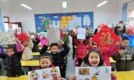 Chín nhân viên thức đêm làm bài tập cho con sếp