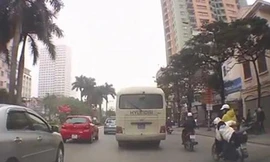 ‘Đứng tim’ cháu bé ngủ gật ngã lăn ra đường Hà Nội