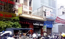 Bắn đạn hơi cay trấn áp đối tượng tử thủ trong khách sạn