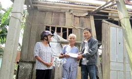 Trao tiền, sữa cho dân vùng lũ