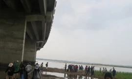 Mẹ trẻ ném con xuống sông rồi nhảy theo tự vẫn