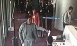 'Quan' Trung Quốc đập phá sân bay