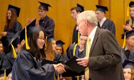 Nữ sinh Huế hai lần nhận bằng khen của Tổng thống Mỹ