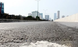 Sau 8 tháng thông xe, đường trên cao lún nứt