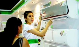 Sản phẩm điện tử nhập khẩu nguyên chiếc ngày càng tung hoành ở thị trường VN Ảnh: Đại Dương