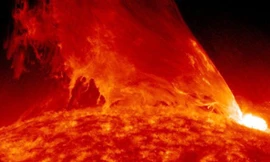 Một lưỡi lửa trên bề mặt Mặt Trời chụp ngày 24-2-2011(Nguồn: roundedoff.com). Chính các khối lửa khổng lồ này gây ra các trận bão từ mạnh tác động đến tận Trái Đất
