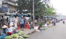 Hàng hóa tràn xuống Quốc lộ 1A trước chợ An Cựu (Huế) Ảnh: Ngọc Văn
