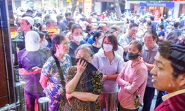 Cảnh tượng chưa từng thấy ở 'phố vàng' Hà Nội 