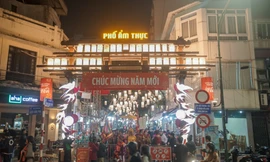 Phố ẩm thực đêm lâu đời ở Hà Nội có diện mạo mới