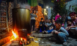 Người Hà Nội luộc bánh chưng trên vỉa hè, thức xuyên đêm chờ bánh chín 