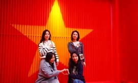 Giới trẻ xếp hàng xem robot chữa cháy, check in mới lạ ở phố đi bộ hồ Hoàn Kiếm