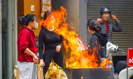 Dân phố cổ Hà Nội đốt vàng mã cúng Táo quân ngoài đường, khói bốc nghi ngút