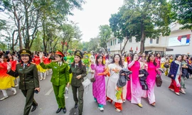 Ngắm những 'bông hồng thép' thướt tha trong trang phục áo dài 