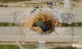 Bí ẩn 7 hố sâu bất ngờ xuất hiện giữa làng, nhiều nhà phải di dời