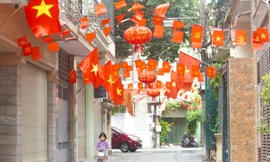 Phố phường Hà Nội đỏ thắm màu cờ ngày 29 Tết