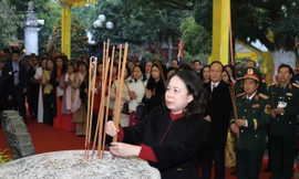 Hàng nghìn người đổ về khai mạc Lễ hội đền Hai Bà Trưng