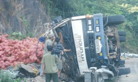 Lật xe tải, một người chết